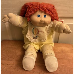 Bambola vintage Cabbage Patch Kids con capelli arancioni e coda di cavallo, occhi azzurri, del 1985?