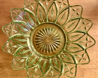 Vintage Federal glazen schaal met bloemblaadjes 8" groen helder