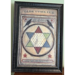 Peut inclure: Tableau encadré représentant un jeu de société de style vintage avec un motif d'étoile en rouge, bleu et vert. L'œuvre comprend le texte "OLDE TYME FUN" et "Crowe's River & Co. Games", avec deux silhouettes d'oiseaux et des étoiles rouges. Le cadre est marron foncé.