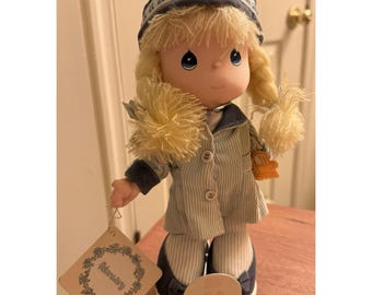 Muñeca Frannie de febrero de Precious Moments Vintage con soporte