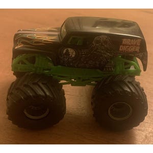 Hot Wheels Monster Jam GRAVE DIGGER 2000 Die-cast 1/64 Scale