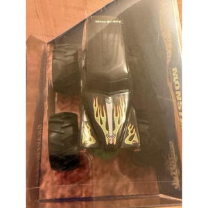 Hot Wheels Monster Jam Gravedigger Rev N Go Truck: 2000 Mattel, 1/43 Scale image 9