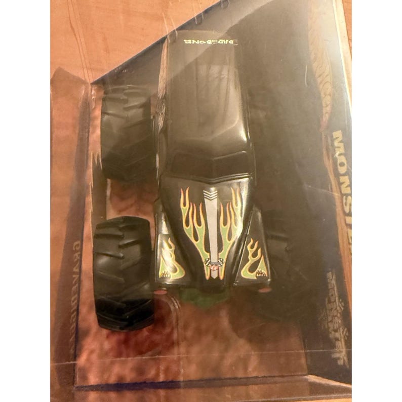 Hot Wheels Monster Jam Gravedigger Rev N Go Truck: 2000 Mattel, 1/43 Scale image 9