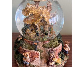 Boyds Bear Baileys Cottage Friends Make Your Home Glow Water Globe Musical 19700