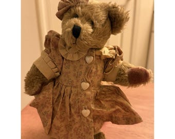Oso de peluche marrón de la colección Boyds Bears, 1990-1995, 20 cm, con forma de corazón y vestido.