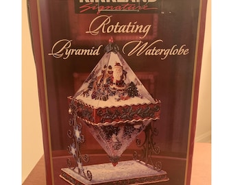 Obrotowa piramida WaterGlobe, Święty Mikołaj/Bałwan z pudełkiem. Kirkland