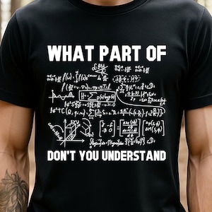 以下が含まれることがあります： 白文字と数式がプリントされた黒いTシャツ。「WHAT PART OF DON'T YOU UNDERSTAND」の文字。複雑な数式と図が特徴で、数学愛好家に最適です。