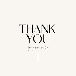 K&ouml;nnte beinhalten: Ein minimalistisches Design mit den Worten "THANK YOU" in fetter, schwarzer Serifen-Schrift und "for your order" in zarter Schrift darunter. Eine einfache schwarze Linie akzentuiert den Boden auf cremefarbenem Hintergrund.
