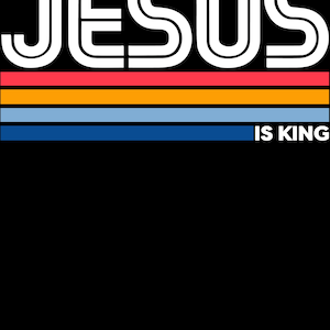 K&ouml;nnte beinhalten: Schwarzer Hintergrund mit dem Wort "JESUS" in wei&szlig;en, umrandeten Buchstaben. Darunter drei horizontale Streifen in Rot, Orange und Blau. Der Text "IS KING" steht in wei&szlig;en Buchstaben unter den Streifen.