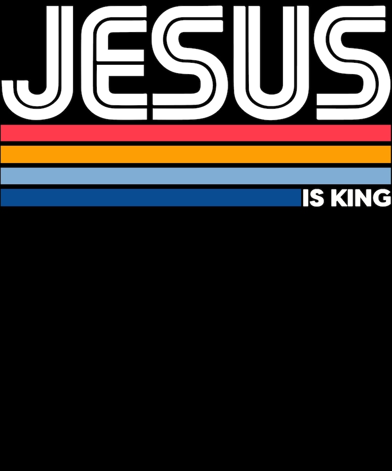 K&ouml;nnte beinhalten: Schwarzer Hintergrund mit dem Wort "JESUS" in wei&szlig;en, umrandeten Buchstaben. Darunter drei horizontale Streifen in Rot, Orange und Blau. Der Text "IS KING" steht in wei&szlig;en Buchstaben unter den Streifen.