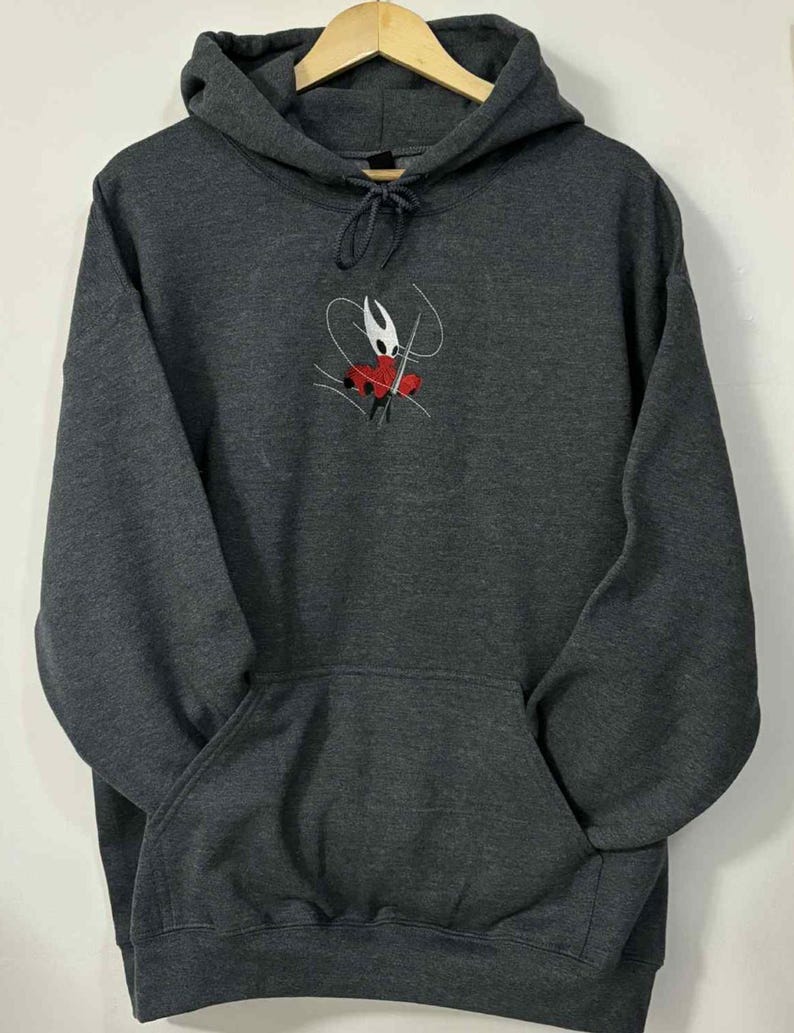 Hollow Knight Silksong : Hornet -- Sweat à capuche / sweat-shirt brodé fait maison (personnalisable / personnalisable) image 1