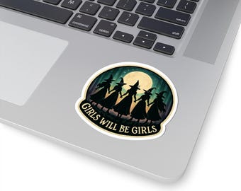 Könnte beinhalten: Ein runder Aufkleber mit einer Silhouette von sechs Hexen in spitzen Hüten und Kleidern, die unter einem Vollmond gehen. Der Text "GIRLS WILL BE GIRLS" befindet sich in einem gebogenen Banner am unteren Rand.
