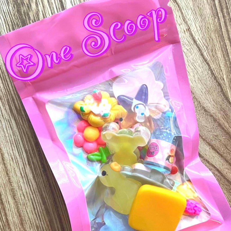 1 Scoop of Resin Toys Packaged