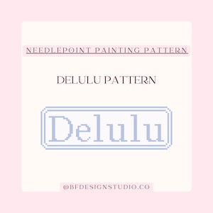 以下が含まれることがあります： 明るいピンク色の背景に、濃い茶色のフォントで「Needlepoint Painting Pattern」と「Delulu Pattern」の文字。 「Delulu」という単語は、水色の長方形の中に水色のピクセル化されたフォントで表示されています。 ウェブサイトのアドレスも含まれています。