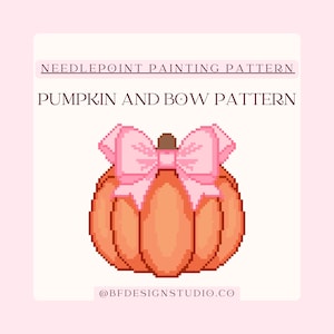 以下が含まれることがあります： ピンクのリボンが付いたオレンジ色のカボチャのデジタルイラスト。テキストは「NEEDLEPOINT PAINTING PATTERN」と「PUMPKIN AND BOW PATTERN」と書かれています。リボンは明るいピンク色です。画像は薄いピンク色の背景に配置されています。