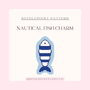 Puede incluir: Un patrón de punto de cruz con un diseño de amuleto de pez náutico. El pez es blanco con rayas horizontales azules y un contorno azul, sobre un fondo claro. El texto "NAUTICAL FISH CHARM" se muestra encima del pez.