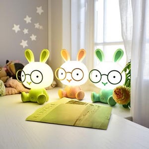 Luz de noche de conejito hecha a mano: lámpara LED táctil, diseño suave y adorable para la habitación del bebé o la decoración del hogar.