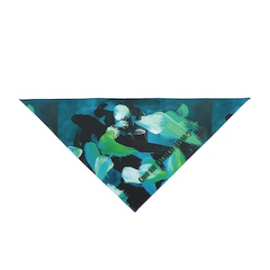 Può includere: Un bandana triangolare con un design astratto in blu, verde e nero. Il testo "COPY THE PAINTING DOGGO" è stampato in verde sul bandana.