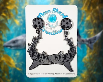 Pendientes colgantes de tiburón leopardo / Joyería divertida inspirada en la vida marina