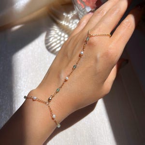 Green aventurine and pearl dainty hand chain (14K gold filled / Green aventurine / Freshwater pearl)