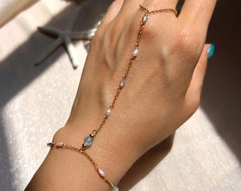 Blue topaz and rice pearl dainty hand chain (14K gold filled / Blue topaz / Freshwater pearl)