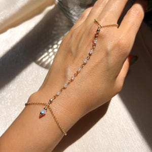 Colar delicado Yuki com pingente de pedra da lua (banhado a ouro 14K / Pedra da Lua) Pedra do mês de junho