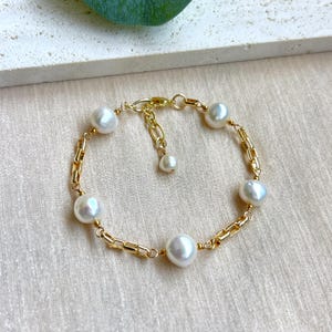 Button pearl and chunky rectangle box chain bracelet (14K gold filled / Freshwater pearl)