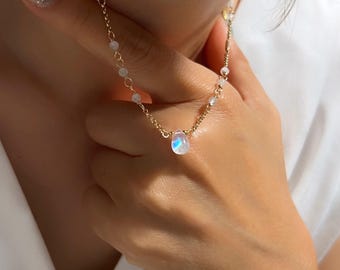 Elegant halsband med regnbågsfärgad månsten och tårdroppe (14K guldfylld / Månsten)