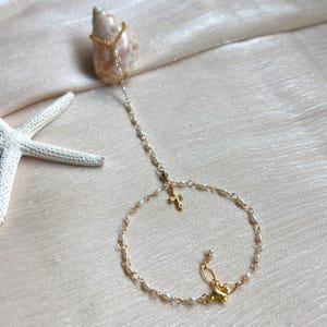 Weiße Reisperle und kleiner Kreuzanhänger (14K gold filled/ Süsswasserperle)