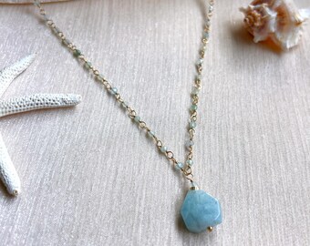 Collar barroco de aguamarina con delicada cadena de cuentas Wren (chapado en oro de 14 quilates / aguamarina). Piedra de nacimiento de marzo.