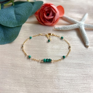 Può includere: Un set di tre tazze in ceramica con finitura opaca e macchiettata. Ogni tazza presenta un colore diverso: azzurro, crema e grigio. Le tazze hanno un design semplice e moderno e un manico comodo.