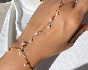 White rice pearl dangle hand chain (14K gold filled / Freshwater pearl)