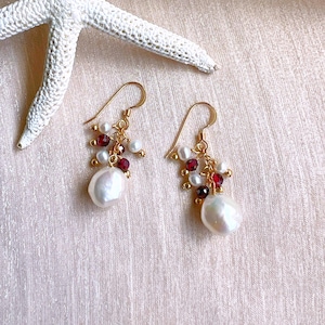 Baroque pearl and garnet fruits dangle earrings (14K gold filled / Garnet / Freshwater pearl)