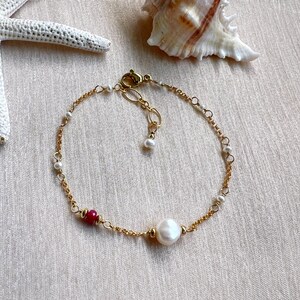 Pulsera de perla barroca y rubí (recubierta de oro de 14 quilates / Rubí auténtico / Perla de agua dulce)