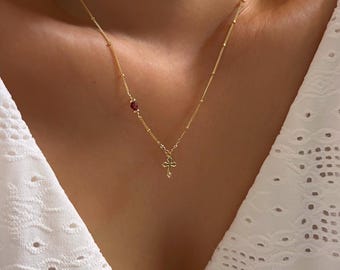 Collar delicado con granate y pequeño dije de cruz (chapado en oro de 14 quilates / Granate). Piedra natal de enero.
