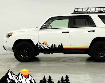 Calcomanía para camioneta Overland Woodland. Colores: amarillo, naranja y rojo, atardecer en el bosque montañoso. Franjas laterales retro. Tacoma Fit n.° 6811.