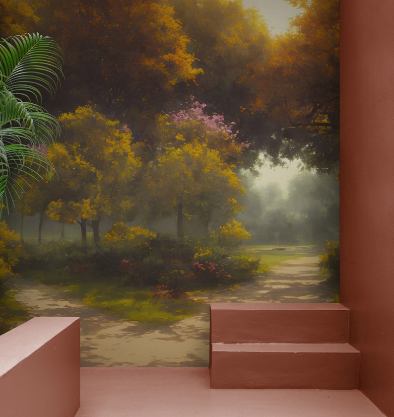 Pode incluir: Um mural de parede retratando uma cena de floresta enevoada com &aacute;rvores em tons de amarelo dourado e verde, um caminho sinuoso e luz suave filtrando atrav&eacute;s da copa. O mural &eacute; emoldurado por paredes e degraus de cor terracota.
