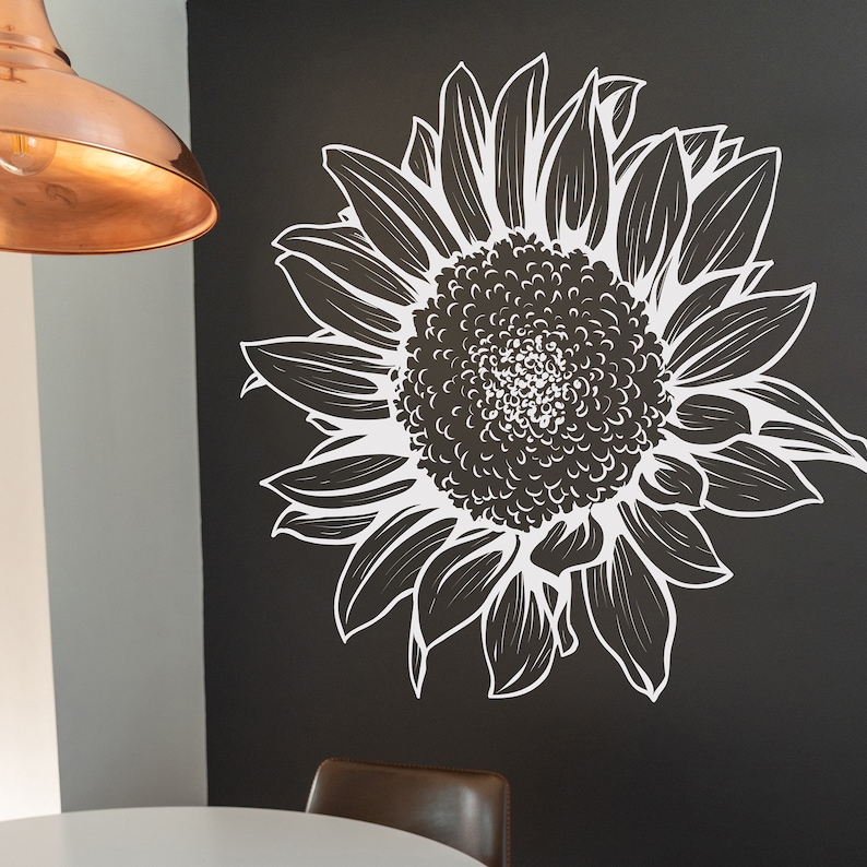 Puede incluir: Una silueta blanca de un girasol sobre un fondo negro. El girasol est&aacute; dibujado en un estilo realista y detallado.
