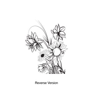 Op de afbeelding: Zwart-witte lijntekening van een boeket bloemen, waaronder zonnebloemen, madeliefjes en andere wilde bloemen. De bloemen zijn in een vaas of een bos gerangschikt.