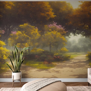 Pode incluir: Um mural de parede retratando um caminho florestal enevoado com folhagem de outono amarela e laranja vibrante, arbustos com flores rosas e &aacute;rvores altas. Uma planta espada-de-s&atilde;o-jorge num vaso branco sobre um suporte de madeira est&aacute; &agrave; frente.