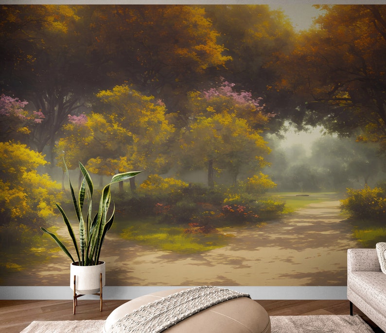 Pode incluir: Um mural de parede retratando um caminho florestal enevoado com folhagem de outono amarela e laranja vibrante, arbustos com flores rosas e &aacute;rvores altas. Uma planta espada-de-s&atilde;o-jorge num vaso branco sobre um suporte de madeira est&aacute; &agrave; frente.