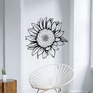 Puede incluir: Ilustraci&oacute;n en blanco y negro de una l&iacute;nea de arte de un girasol. El girasol est&aacute; mirando hacia el lado derecho de la imagen. El girasol est&aacute; en una pared blanca.