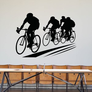 Puede incluir: Silueta de tres ciclistas montando bicicletas en l&iacute;nea. Los ciclistas son negros y el fondo es blanco.