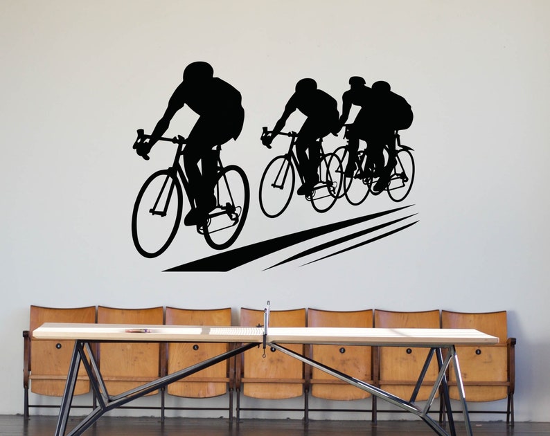 Puede incluir: Silueta de tres ciclistas montando bicicletas en l&iacute;nea. Los ciclistas son negros y el fondo es blanco.
