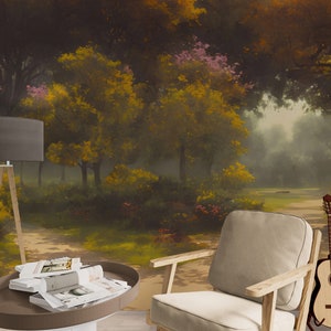 Pode incluir: Um interior de sala com um candeeiro de p&eacute; cinzento, uma mesa de centro redonda castanha com revistas empilhadas, uma poltrona clara com apoios de bra&ccedil;os em madeira e uma guitarra ac&uacute;stica, contra um mural de floresta enevoada com &aacute;rvores amarelas.