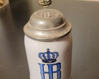 Staatliches Hofbräuhaus München lidded beer stein, made of stoneware.