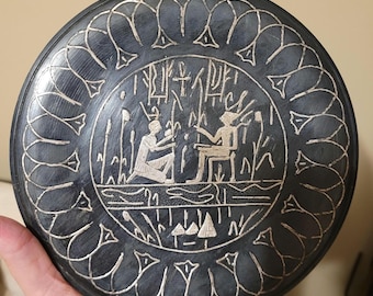 Plato de pared antiguo de Cairo Ware, elaborado en cobre con incrustaciones de plata que representan escenas del antiguo Egipto.