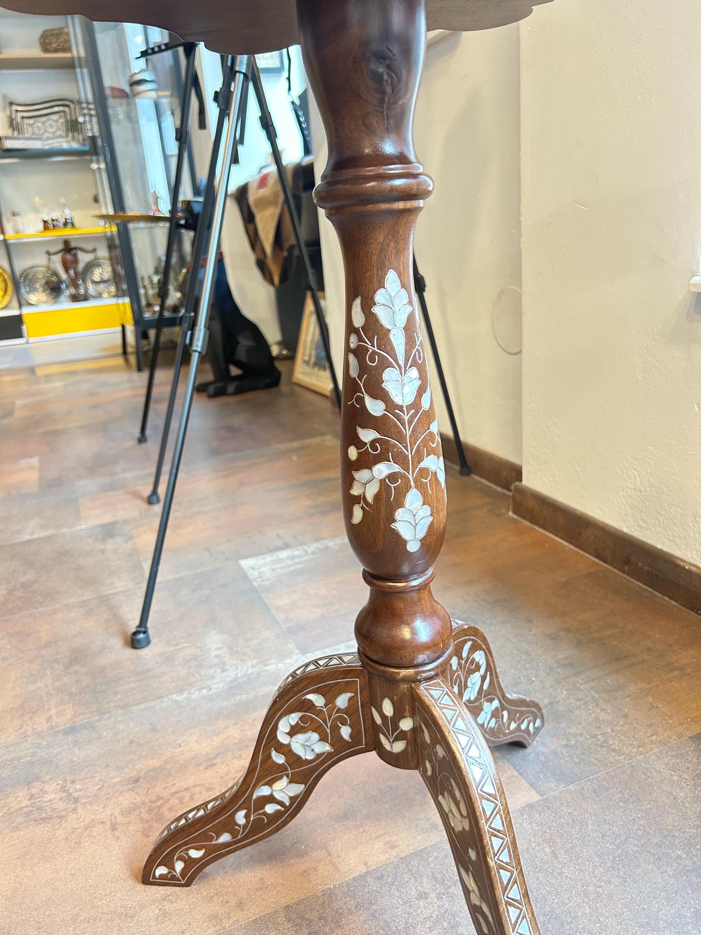 Une Petite Table Pour Le Salon, Salon Ou Bureau. Fait De Noix Incustée Coquilles. À La Main