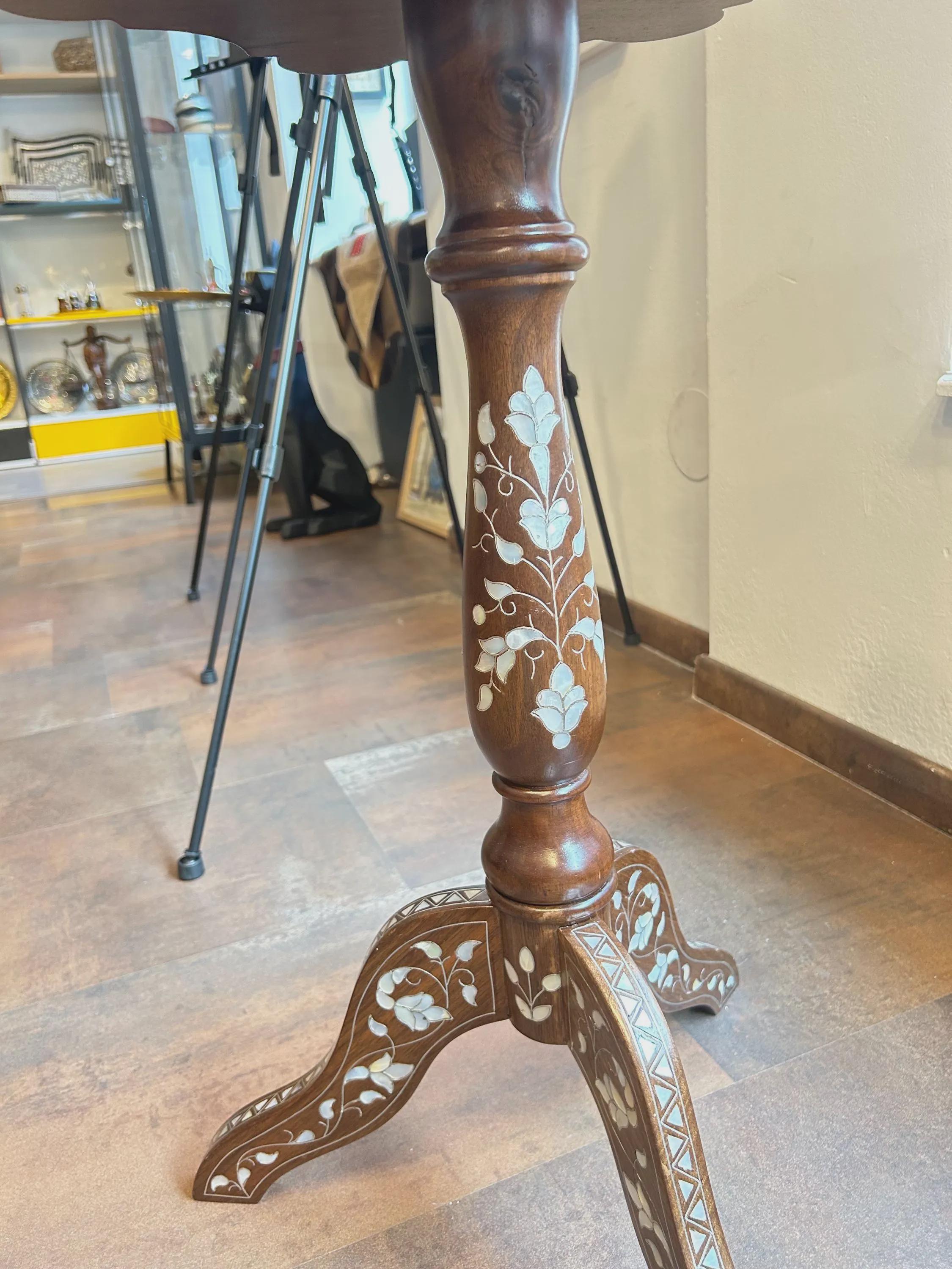 Une Petite Table Pour Le Salon, Salon Ou Bureau. Fait De Noix Incustée Coquilles. À La Main