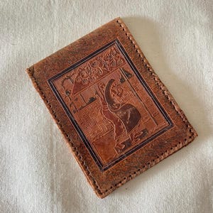 Cartera vintage de cuero repujado a mano con motivo de figura ornamentada